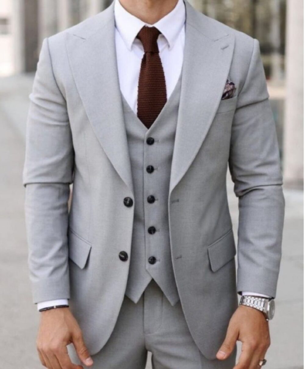 Custom Light Grey Wedding Suit – Tailored Fit, Wide Lapels, Formal Three-Piece Design